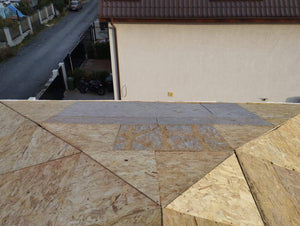 Revêtement extérieur en fibrociment pour les murs et en OSB pour le toit d'une maison à étages thumbnail