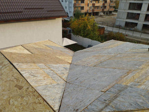Revêtement extérieur en fibrociment pour les murs et en OSB pour le toit d'une maison à étages thumbnail