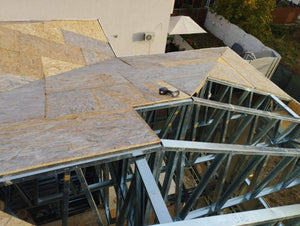 Revêtement extérieur en fibrociment pour les murs et en OSB pour le toit d'une maison à étages thumbnail