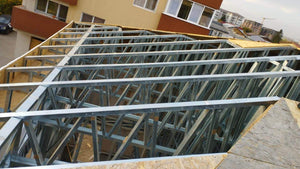 Revêtement extérieur en fibrociment pour les murs et en OSB pour le toit d'une maison à étages thumbnail