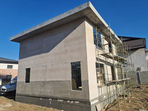 Revêtement extérieur en fibrociment pour les murs et en OSB pour le toit d'une maison à étages thumbnail