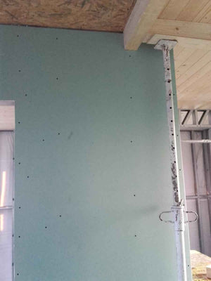 Revêtement des murs et des plafonds en plaques de plâtre, finitions pour un modèle de maison de 250 mètres carrés thumbnail