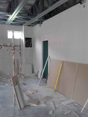 Revêtement des murs et des plafonds en plaques de plâtre, finitions pour un modèle de maison de 250 mètres carrés thumbnail