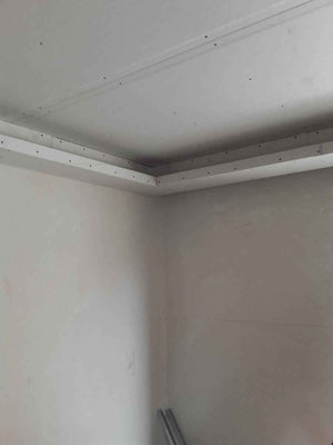 Revêtement des murs et des plafonds en plaques de plâtre, finitions pour un modèle de maison de 250 mètres carrés thumbnail
