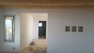 Revêtement des murs et des plafonds en plaques de plâtre, finitions pour un modèle de maison de 250 mètres carrés thumbnail