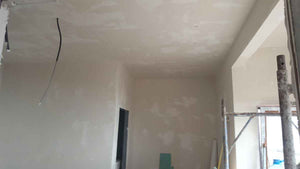 Revêtement des murs et des plafonds en plaques de plâtre, finitions pour un modèle de maison de 250 mètres carrés thumbnail
