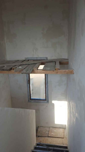 Revêtement des murs et des plafonds en plaques de plâtre, finitions pour un modèle de maison de 250 mètres carrés thumbnail