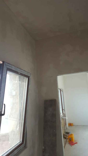Revêtement des murs et des plafonds en plaques de plâtre, finitions pour un modèle de maison de 250 mètres carrés thumbnail