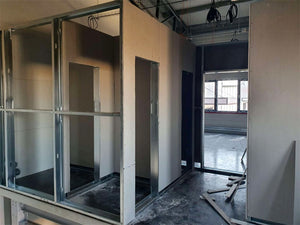 Revêtement intérieur en plaques de plâtre pour un projet d'espace de bureau dans une halle de production thumbnail