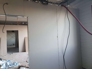 Revêtement intérieur en plaques de plâtre pour un projet d'espace de bureau dans une halle de production thumbnail