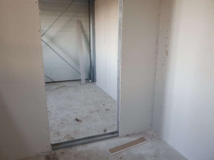 Revêtement intérieur en plaques de plâtre pour un projet d'espace de bureau dans une halle de production thumbnail