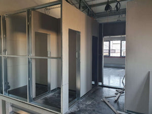 Revêtement intérieur en plaques de plâtre pour un projet d'espace de bureau dans une halle de production thumbnail