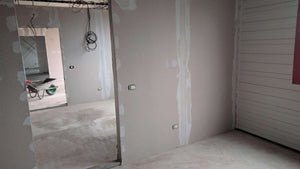 Revêtement intérieur en plaques de plâtre pour un projet d'espace de bureau dans une halle de production thumbnail