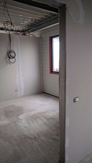 Revêtement intérieur en plaques de plâtre pour un projet d'espace de bureau dans une halle de production thumbnail