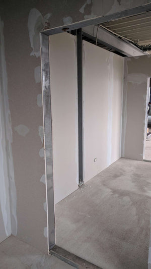 Revêtement intérieur en plaques de plâtre pour un projet d'espace de bureau dans une halle de production thumbnail