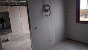 Revêtement intérieur en plaques de plâtre pour un projet d'espace de bureau dans une halle de production thumbnail