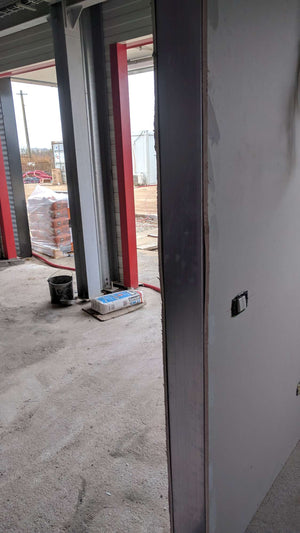 Revêtement intérieur en plaques de plâtre pour un projet d'espace de bureau dans une halle de production thumbnail