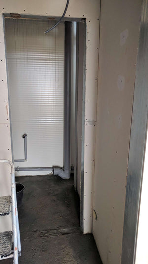 Revêtement intérieur en plaques de plâtre pour un projet d'espace de bureau dans une halle de production thumbnail