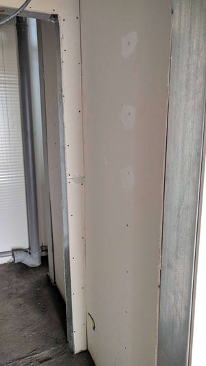 Revêtement intérieur en plaques de plâtre pour un projet d'espace de bureau dans une halle de production thumbnail