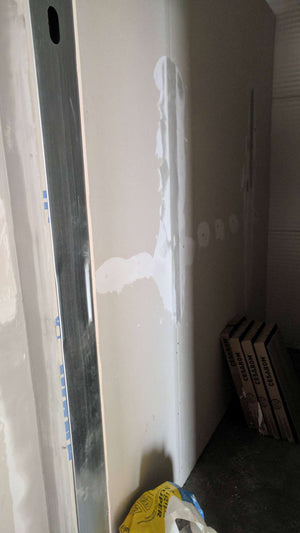 Revêtement intérieur en plaques de plâtre pour un projet d'espace de bureau dans une halle de production thumbnail
