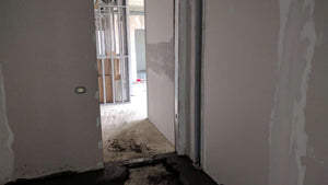 Revêtement intérieur en plaques de plâtre pour un projet d'espace de bureau dans une halle de production thumbnail