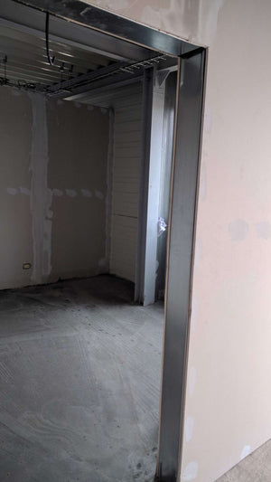 Revêtement intérieur en plaques de plâtre pour un projet d'espace de bureau dans une halle de production thumbnail