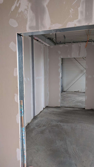 Revêtement intérieur en plaques de plâtre pour un projet d'espace de bureau dans une halle de production thumbnail