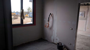 Revêtement intérieur en plaques de plâtre pour un projet d'espace de bureau dans une halle de production thumbnail