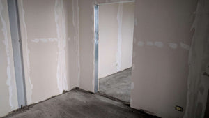 Revêtement intérieur en plaques de plâtre pour un projet d'espace de bureau dans une halle de production thumbnail