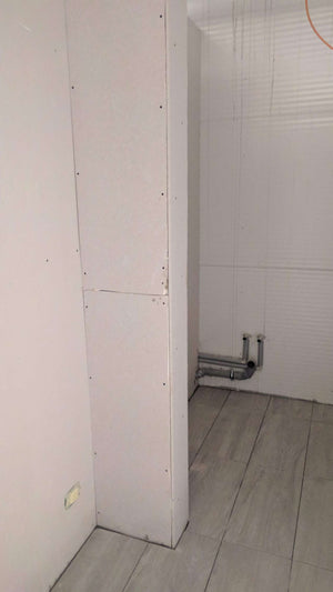 Revêtement intérieur en plaques de plâtre pour un projet d'espace de bureau dans une halle de production thumbnail