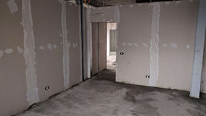 Revêtement intérieur en plaques de plâtre pour un projet d'espace de bureau dans une halle de production thumbnail