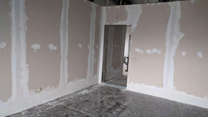 Revêtement intérieur en plaques de plâtre pour un projet d'espace de bureau dans une halle de production thumbnail