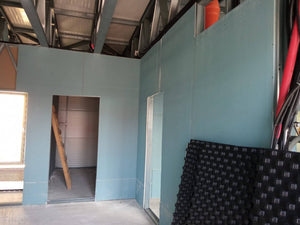 Revêtement intérieur en plaques de plâtre résistant au feu et à l'acoustique pour une halle métallique thumbnail