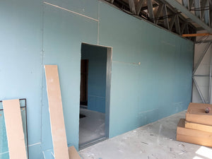 Revêtement intérieur en plaques de plâtre résistant au feu et à l'acoustique pour une halle métallique thumbnail