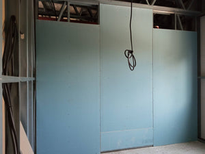 Revêtement intérieur en plaques de plâtre résistant au feu et à l'acoustique pour une halle métallique thumbnail