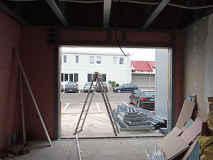 Revêtement intérieur en plaques de plâtre résistant au feu et à l'acoustique pour une halle métallique thumbnail
