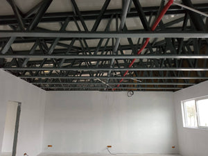 Revêtement intérieur en plaques de plâtre résistant au feu et à l'acoustique pour une halle métallique thumbnail