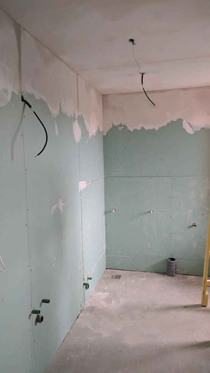 Revêtement intérieur et extérieur en OSB, installation de plaques de plâtre pour un projet de maison de 191 mètres carrés thumbnail