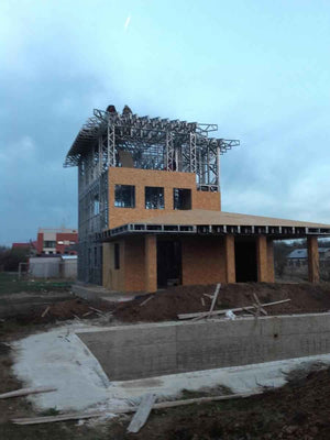 Revêtement intérieur et extérieur en OSB pour un projet de maison de 294 mètres carrés thumbnail