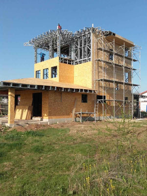Revêtement intérieur et extérieur en OSB pour un projet de maison de 294 mètres carrés thumbnail