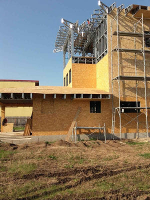 Revêtement intérieur et extérieur en OSB pour un projet de maison de 294 mètres carrés thumbnail