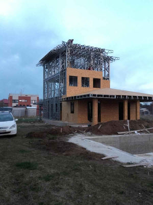 Revêtement intérieur et extérieur en OSB pour un projet de maison de 294 mètres carrés thumbnail