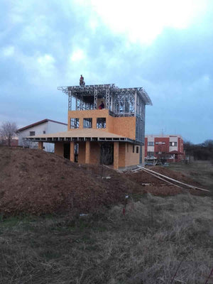 Revêtement intérieur et extérieur en OSB pour un projet de maison de 294 mètres carrés thumbnail