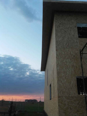 Revêtement intérieur et extérieur en OSB pour un projet de maison de 294 mètres carrés thumbnail