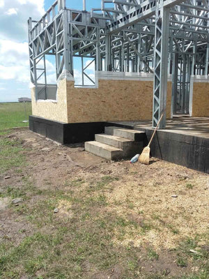 Revêtement des murs et du toit en OSB de 15 mm pour un modèle de maison de 250 mètres carrés thumbnail