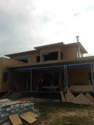 Revêtement des murs et du toit en OSB de 15 mm pour un modèle de maison de 250 mètres carrés thumbnail