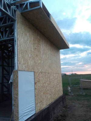 Revêtement des murs et du toit en OSB de 15 mm pour un modèle de maison de 250 mètres carrés thumbnail