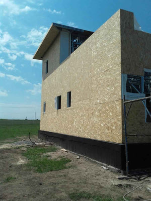 Revêtement des murs et du toit en OSB de 15 mm pour un modèle de maison de 250 mètres carrés thumbnail