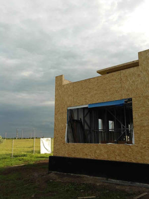 Revêtement des murs et du toit en OSB de 15 mm pour un modèle de maison de 250 mètres carrés thumbnail