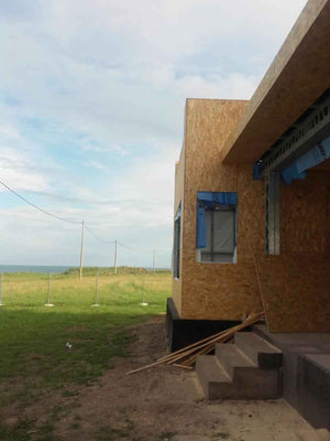 Revêtement des murs et du toit en OSB de 15 mm pour un modèle de maison de 250 mètres carrés thumbnail